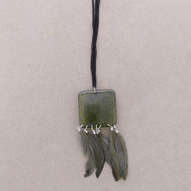 COLLAR LARGO COLG. RESINA PLUMAS