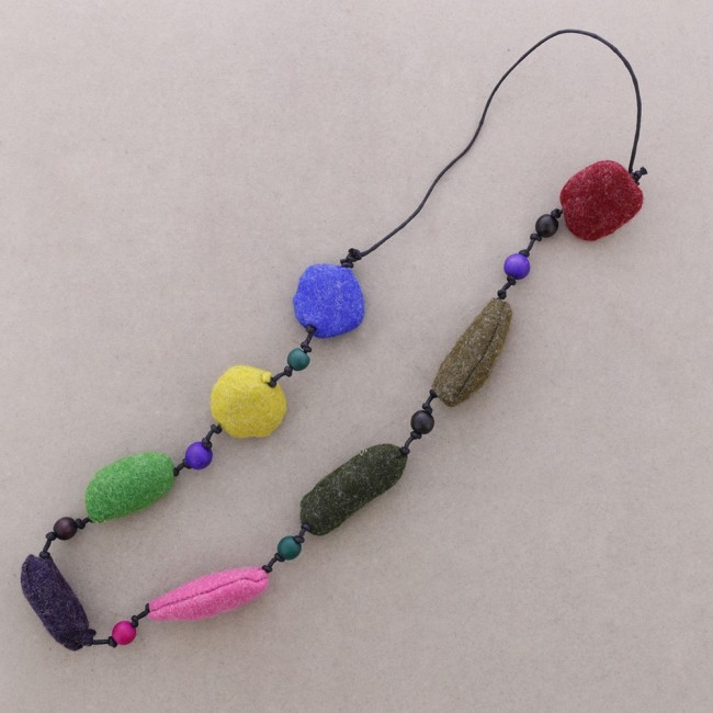 COLLAR LARGO CUENTAS FIELTRO