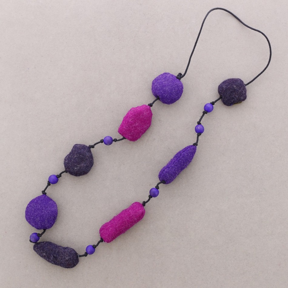 COLLAR LARGO CUENTAS FIELTRO
