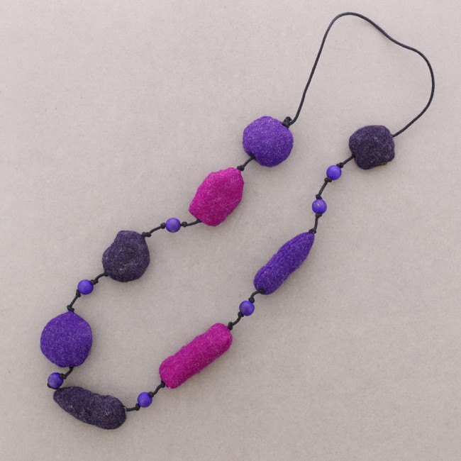 COLLAR LARGO CUENTAS FIELTRO