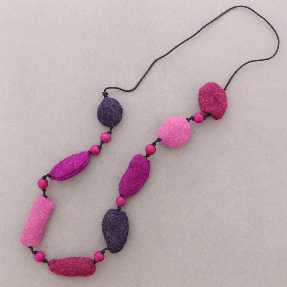 COLLAR LARGO CUENTAS FIELTRO