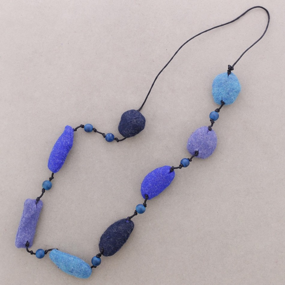 COLLAR LARGO CUENTAS FIELTRO