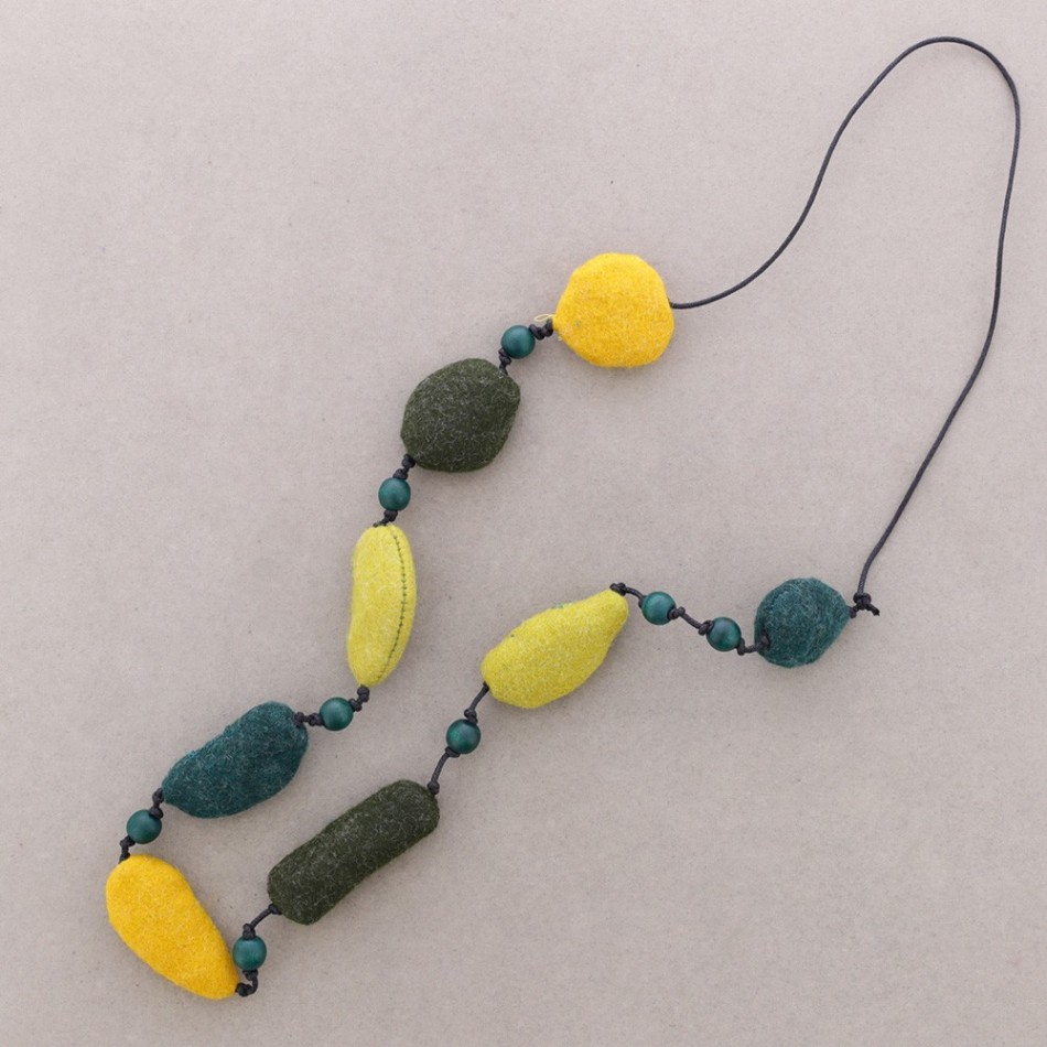 COLLAR LARGO CUENTAS FIELTRO