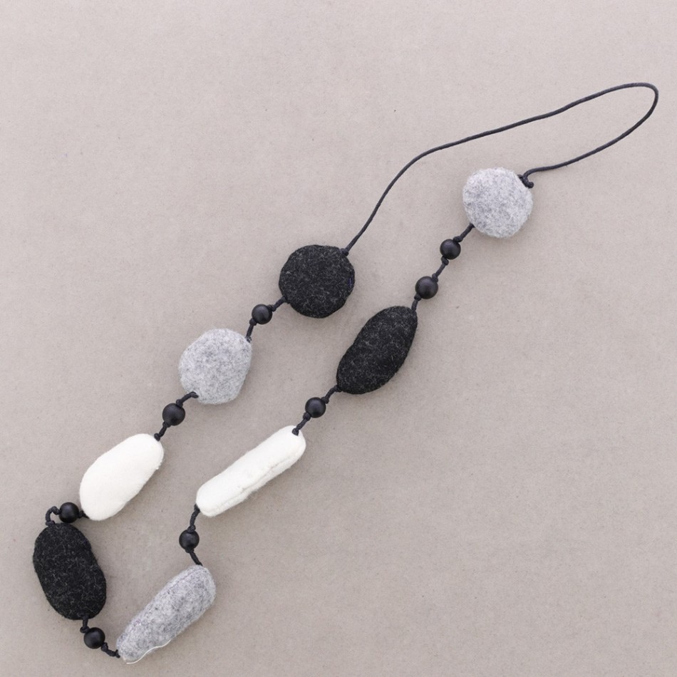 COLLAR LARGO CUENTAS FIELTRO