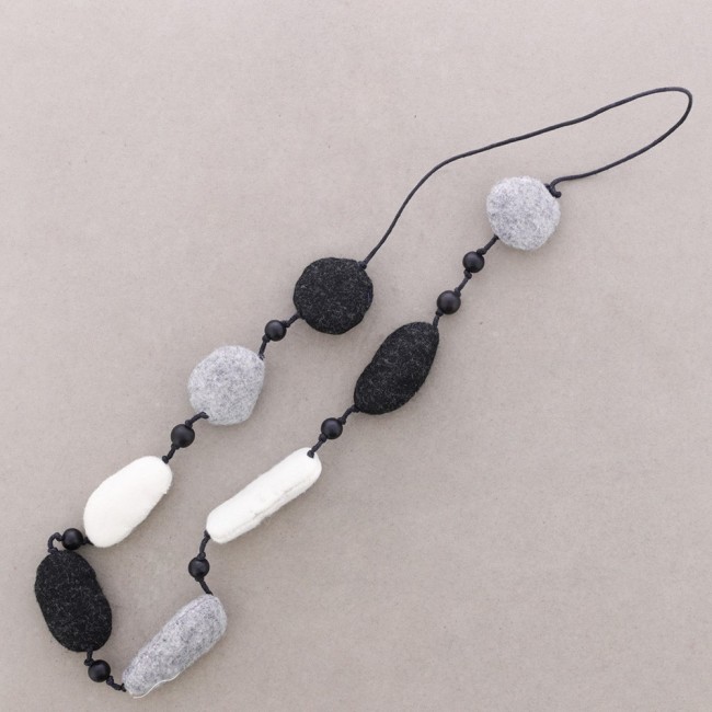 COLLAR LARGO CUENTAS FIELTRO