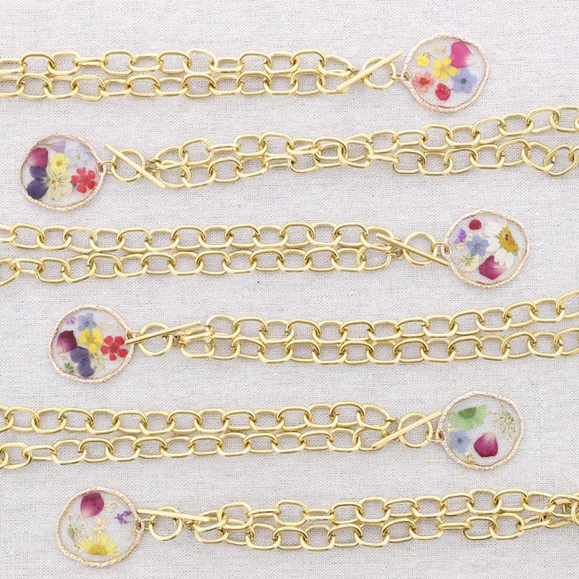 STEEL NECKLACE WITH DRIED FLOWER PENDANT