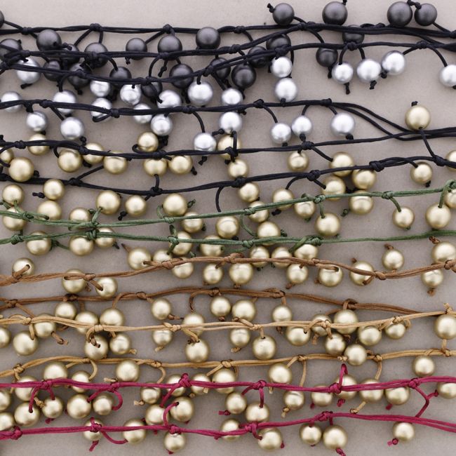 LONG FRINGE NECKLACE WITH BALLS AND METAL FINISH