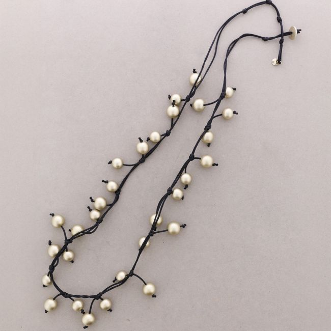 LONG FRINGE NECKLACE WITH BALLS AND METAL FINISH