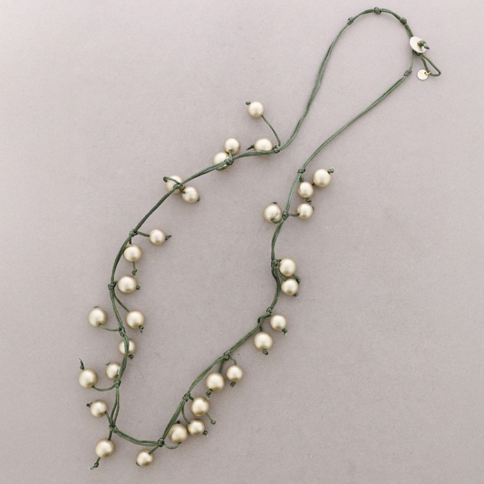 LONG FRINGE NECKLACE WITH BALLS AND METAL FINISH