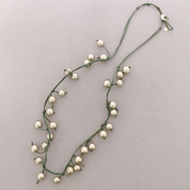 LONG FRINGE NECKLACE WITH BALLS AND METAL FINISH