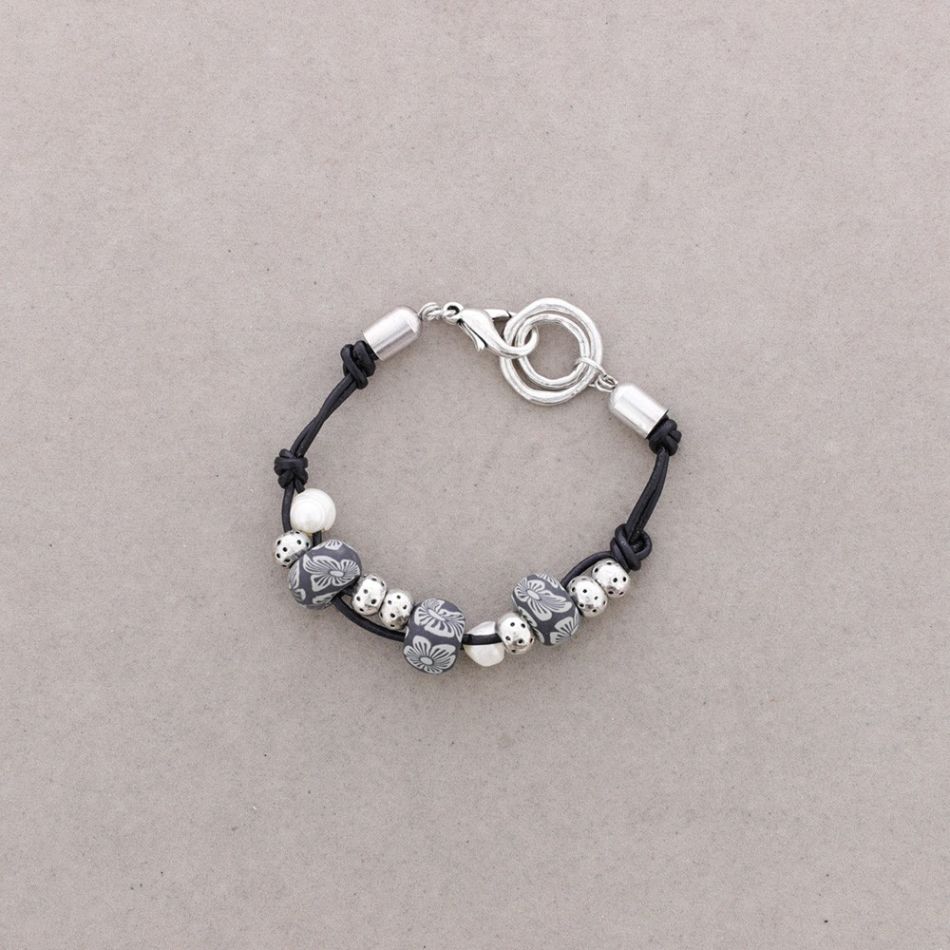 PULSERA CUERO CUENTAS METAL FIMO