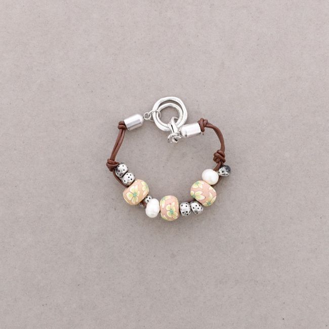 PULSERA CUERO CUENTAS METAL FIMO