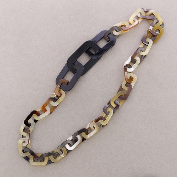 COLLAR LARGO ESLABONES CUADRADOS RESINA
