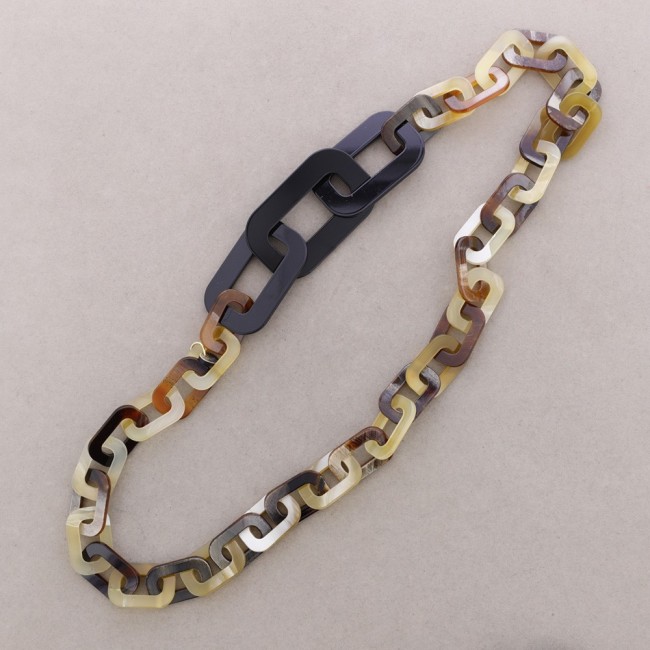COLLAR LARGO ESLABONES CUADRADOS RESINA
