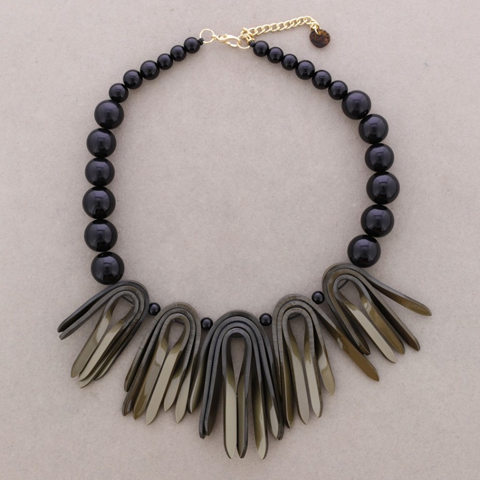 CHOKER WITH RESIN LEAF DANGLING BEADS