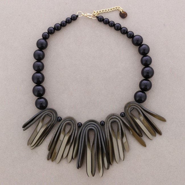 CHOKER WITH RESIN LEAF DANGLING BEADS