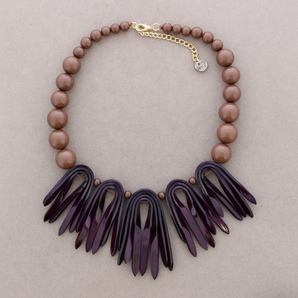 CHOKER WITH RESIN LEAF DANGLING BEADS