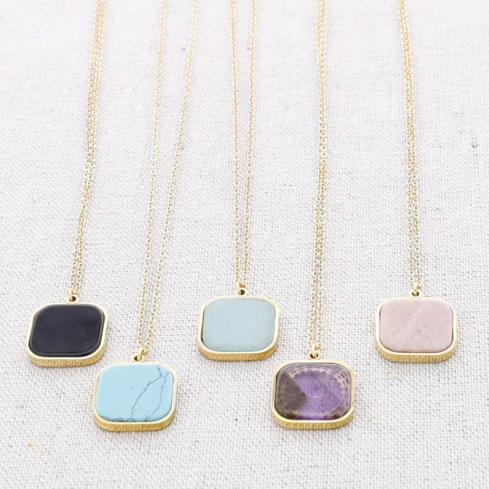 STONE MEDAL PENDANT STEEL SHORT NECKLACE
