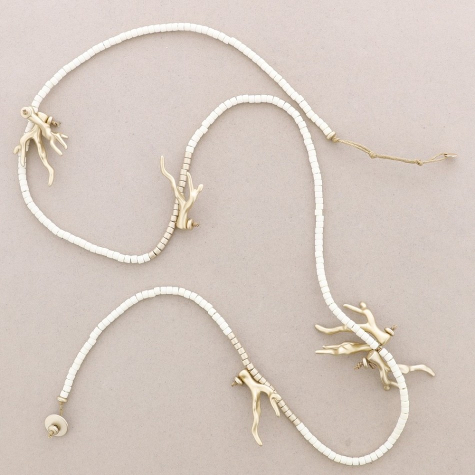 LONG NECKLACE WITH RESIN BEADS AND CORAL BEADS