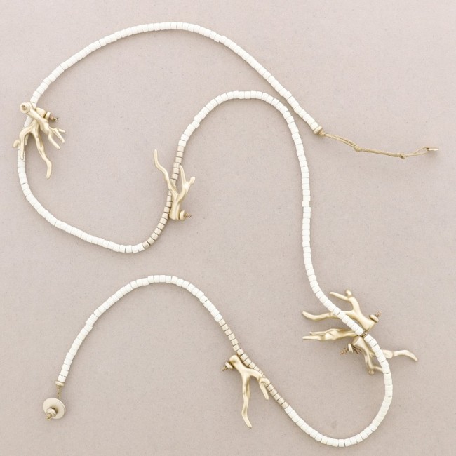LONG NECKLACE WITH RESIN BEADS AND CORAL BEADS