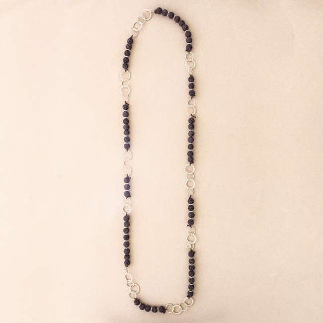 COLLAR LARGO CUENTAS LAVAS ANILLAS METAL
