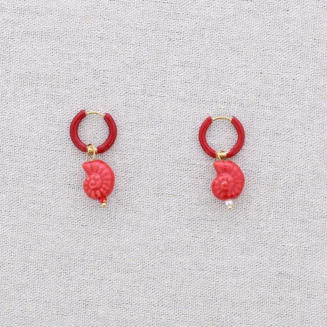 STEEL HOOP EARRINGS WITH CERAMIC SEASHELL PENDANT