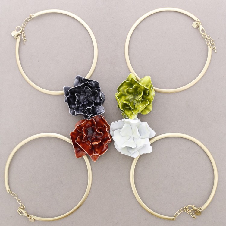 GARGANTILLA COLGANTE FLOR METAL ESMALTE 2