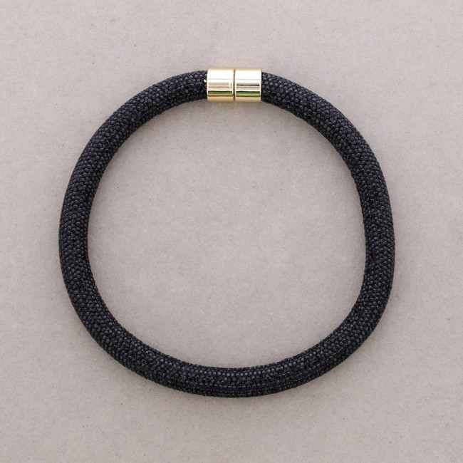 MAGNETIC NECKLACE WITH CRYSTALS