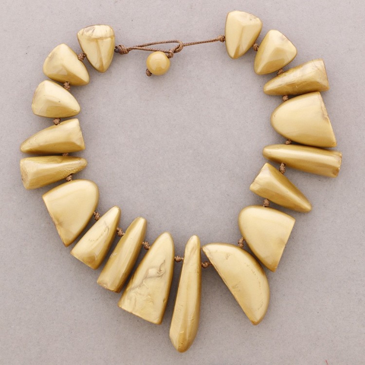 IRREGULAR RESIN BEAD CHOKER