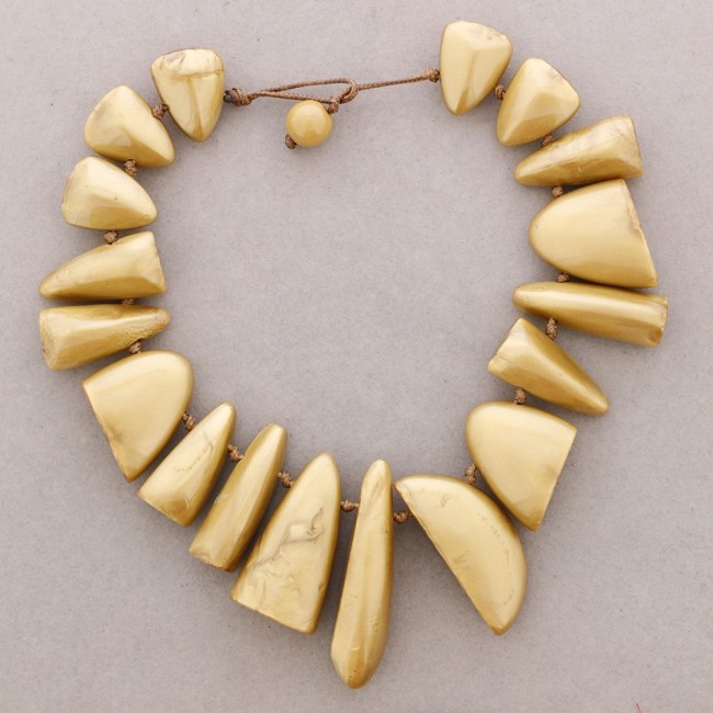 IRREGULAR RESIN BEAD CHOKER