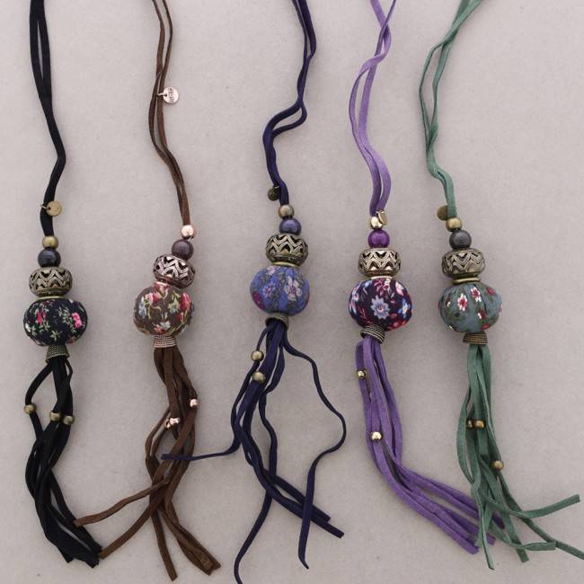 COLLAR LARGO COLG. BOLA ESTAMPADA