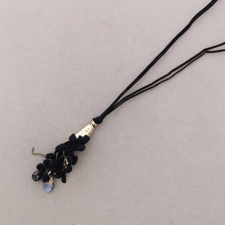 LONG NECKLACE WITH POMPOMS