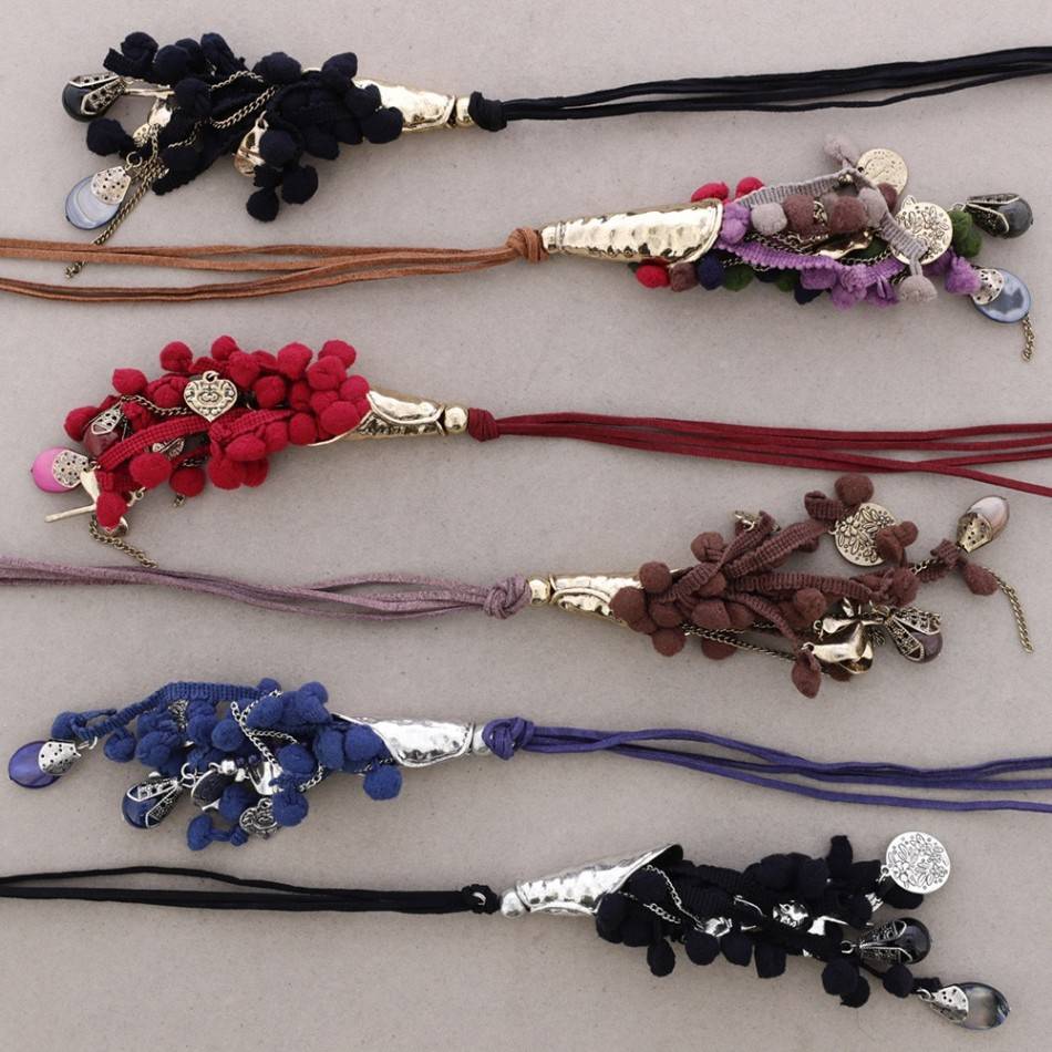 LONG NECKLACE WITH POMPOMS