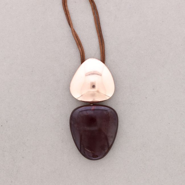 COLLAR LARGO COLGANTE METAL RESINA