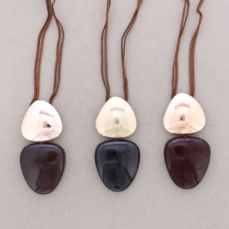 COLLAR LARGO COLGANTE METAL RESINA