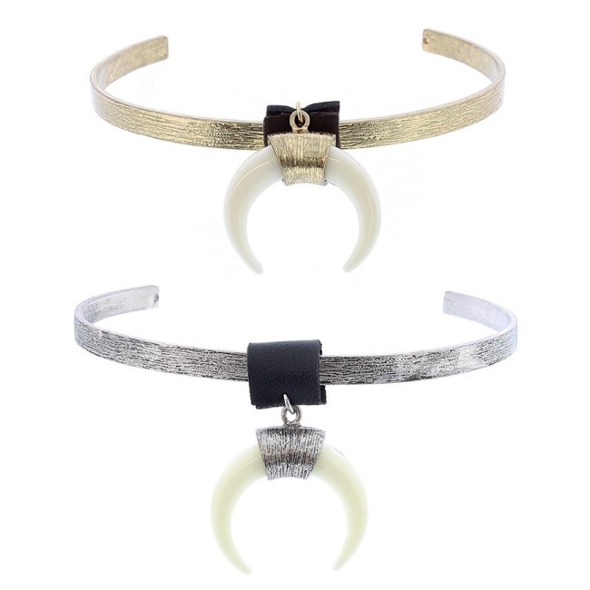METAL HALF-MOON RESIN CHOKER