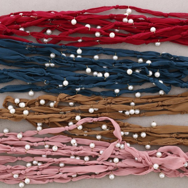 COLLAR LARGO TELA BOLITAS