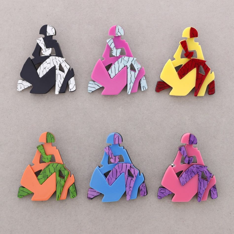 BROCHE MENINA RESINA