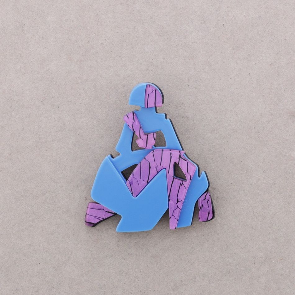 BROCHE MENINA RESINA