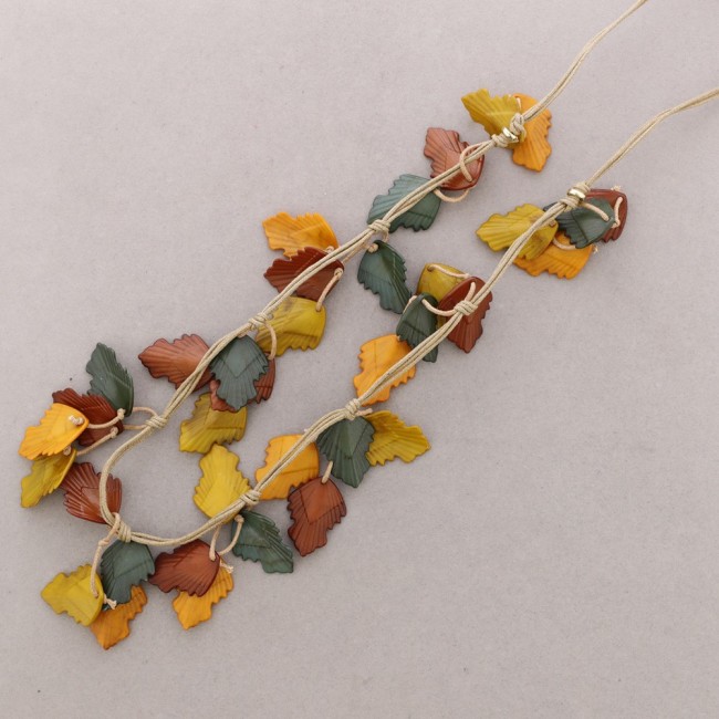 COLLAR LARGO HOJAS RESINA