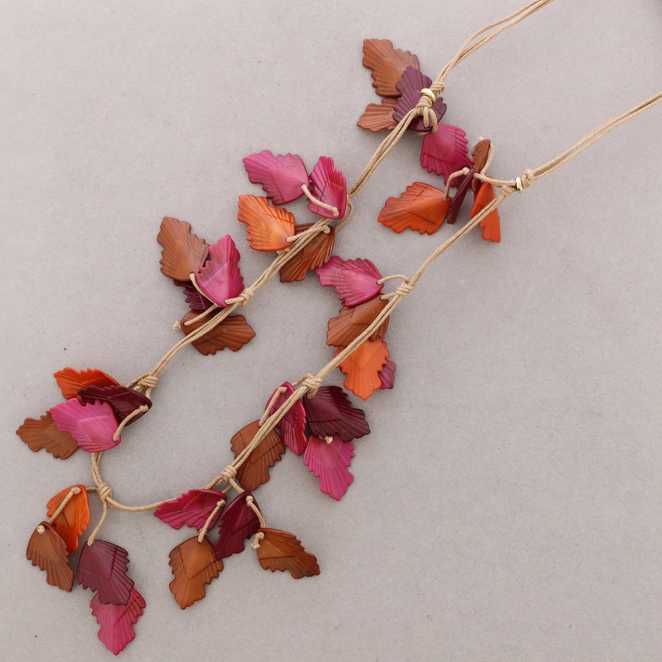 COLLAR LARGO HOJAS RESINA