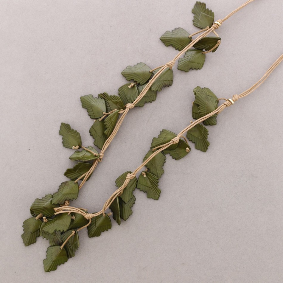 LONG RESIN LEAF NECKLACE