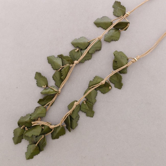 LONG RESIN LEAF NECKLACE