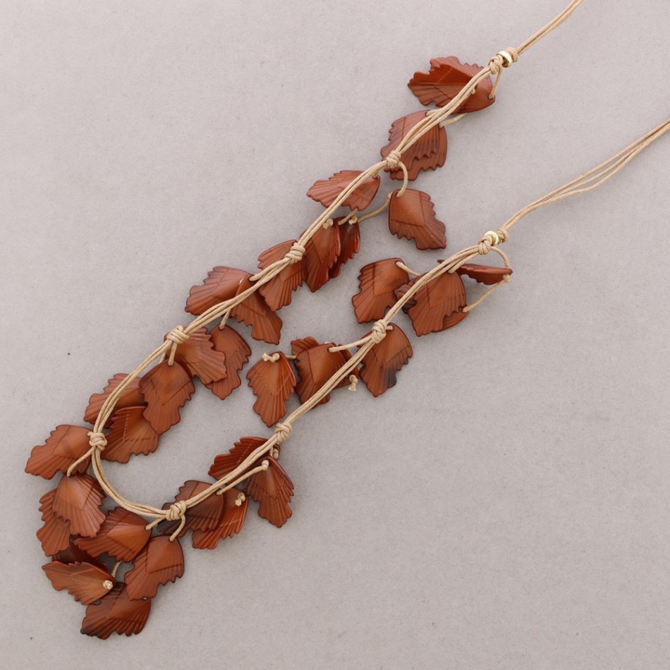LONG RESIN LEAF NECKLACE