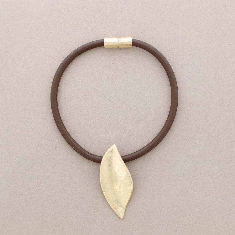 RUBBER LEAF METAL NECKLACE