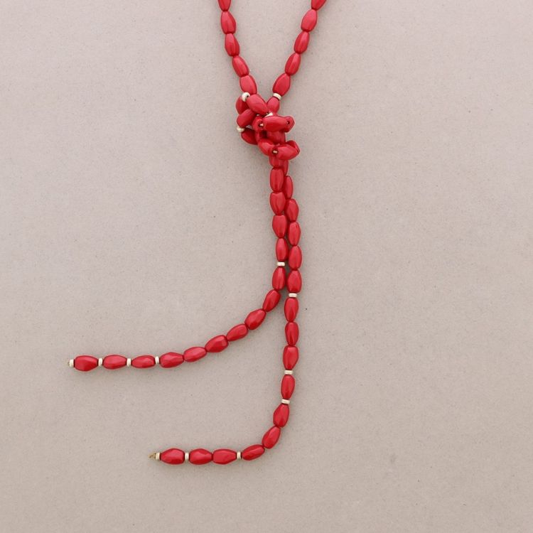 LONG NECKLACE WITH RESIN BEADS