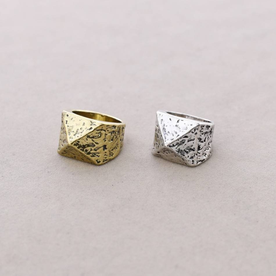 ANILLO METAL PIRÁMIDE