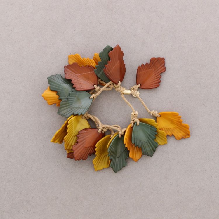 PULSERA MACRAMÉ HOJAS RESINA