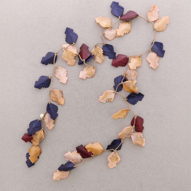 OPEN RESIN LEAVES NECKLACE