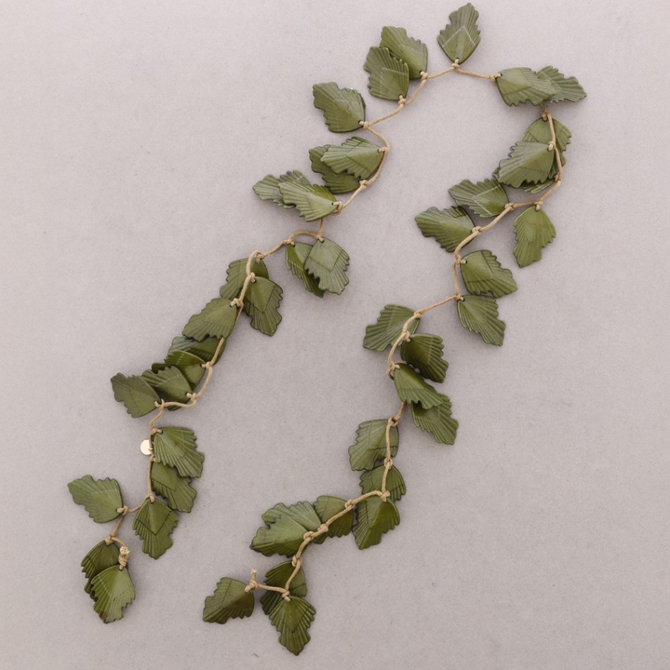 OPEN RESIN LEAVES NECKLACE